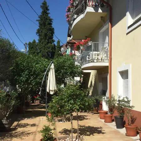 Park Apartment *